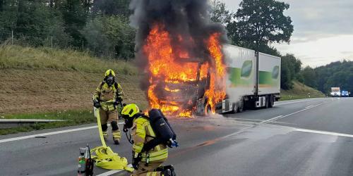 Der Brand eines Wohnmobils sowie eines Lkw hielten die Feuerwehren Bergen, Siegsdorf und Holzhausen am 17.7. bzw. 18.7. auf Trap. 
