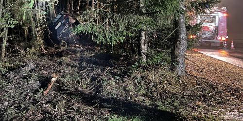 Einsatz für die Feuerwehr Asten: Das verunfallte Fahrzeug musste von den Feuerwehrleuten freigeschnitten und Bäume und Sträucher entfernt werden.