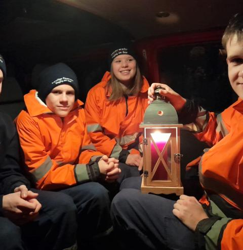 Die Jugendfeuerwehrler aus Waging machen sich mit dem Friedenslicht auf den Heimweg.