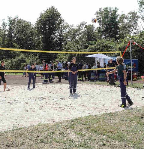 Beachvolleyball ist auch unter Feuerwehrleuten gefragt