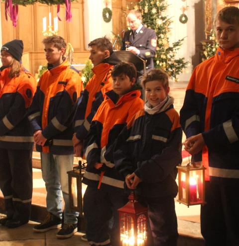 Als Boten bringen  die Jugendfeuerwehrler das, in Bethlehem entzündete Friedenslicht in ihre Heimatgemeinden