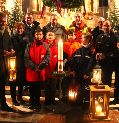 Die, in Bethlehem entzündete, weitgereiste Friedensflamme empfingen auch Tittmonings Bürgermeister Andreas Bratzdrum (links) und Resi Schmidhuber (2. vo. links), stv. Landrätin des Lkr. Traunstein, Kreisbrandrat Christof Grundner (2. vo. rechts.) Die Delegation aus dem Bezirk Braunau führte Bezirksfeuerwehr-Kommandant Josef Kaiser an.