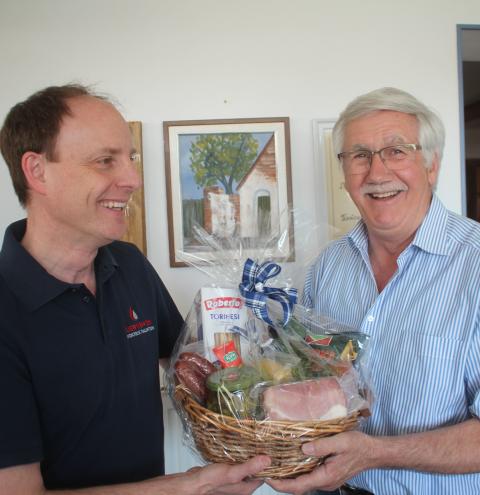 Kreisbrandrat Christof Grundner gratulierte seinem Vorgänger Hans Gnadl, Ehrenkreisbrandrat, zum 70. Geburtstag